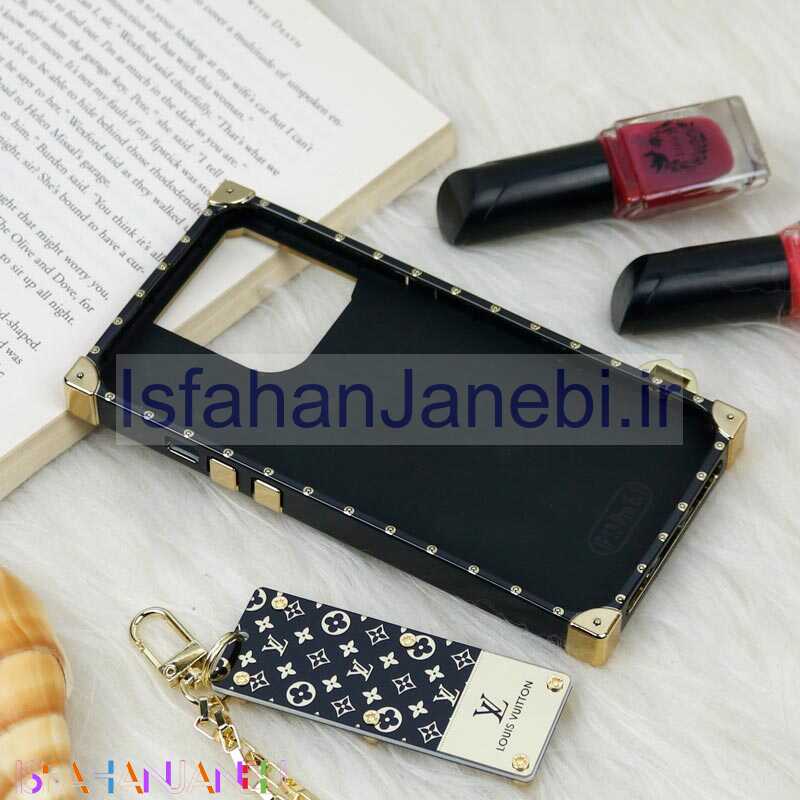 اصفهان جانبی-قاب فانتزی صندوقی LV مشکی طلایی + آویز دستی iPhone 13 Pro