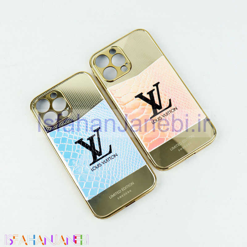 اصفهان جانبی-قاب طرح چرمی LV هولوگرامی محافظ لنزدار iPhone 13 Pro Max طلایی