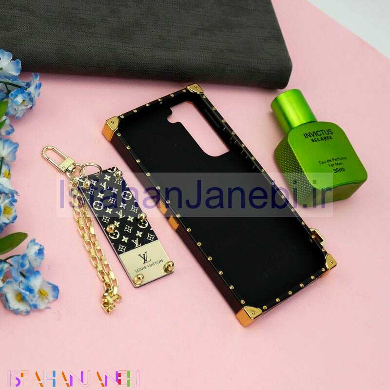 اصفهان جانبی-قاب فانتزی صندوقی LV مشکی طلایی + آویز دستی Samsung Galaxy S22 Plus
