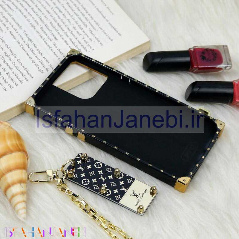 اصفهان جانبی-قاب فانتزی صندوقی LV مشکی طلایی + آویز دستی iPhone 13 Pro Max