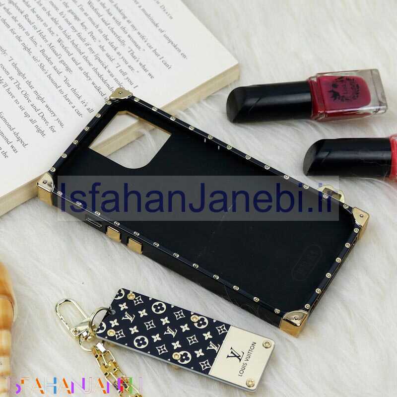 اصفهان جانبی-قاب فانتزی صندوقی LV مشکی طلایی + آویز دستی iPhone 13